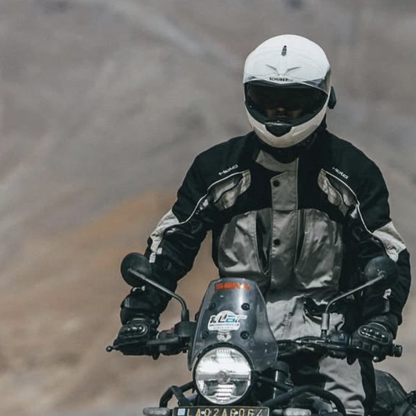 Willem Brom, oprichter van Offroad Pilot, op zijn adventure-motor in Ladakh